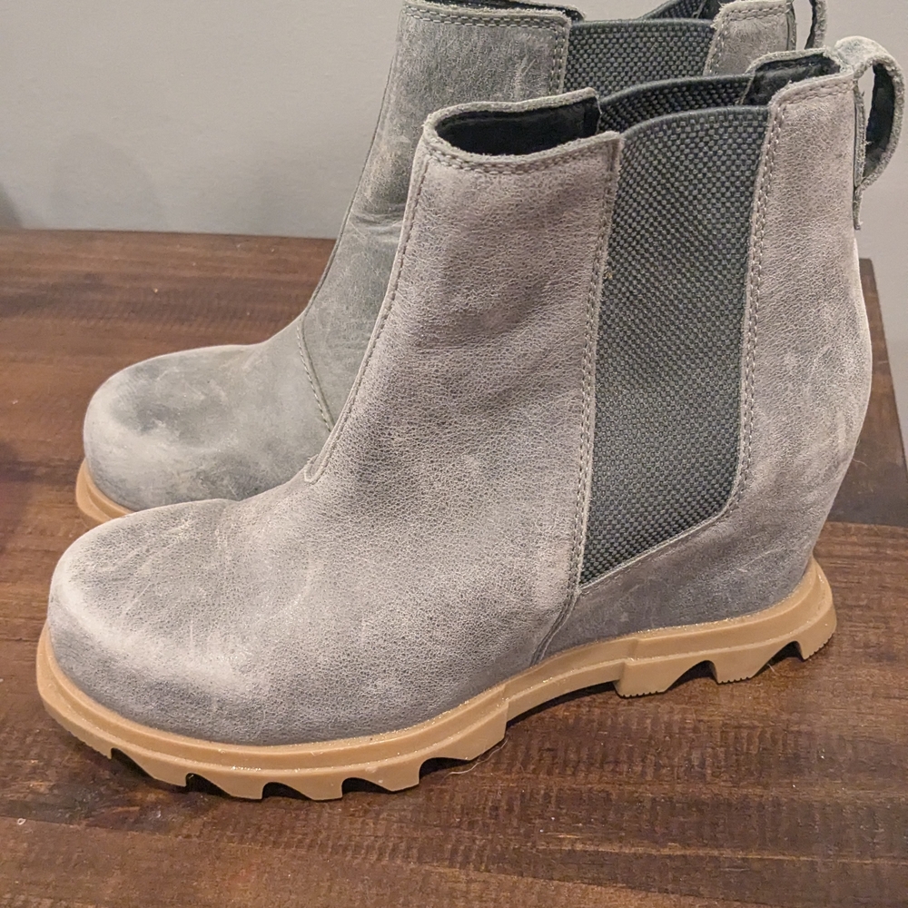 Stylish Gray sorel Ankle Boots with Tan Soles